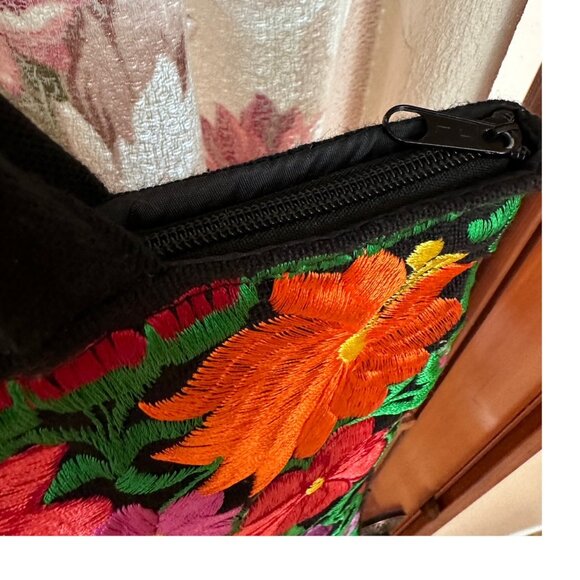 Embroidered Floral Tote ~ roomy ~ zipper closure ~ multicolor - Picture 5 of 7